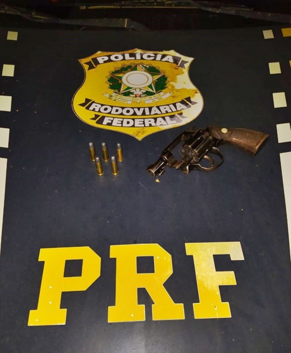 Motorista embriagado é flagrado com arma de fogo na BR-230