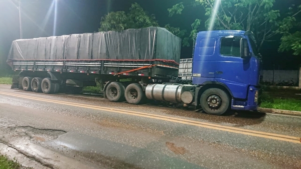 PRF apreende carga de madeira irregular em Imperatriz
