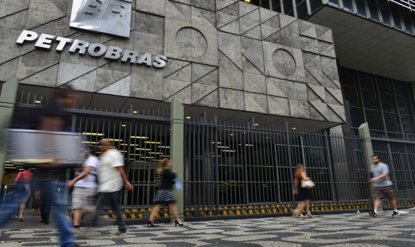 Gasolina sobe 4% nas refinarias, anuncia Petrobras