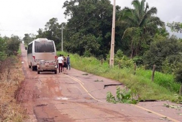 VILA NOVA MARTÍRIOS - Asfalto cede e assusta condutores na rodovia MA-125