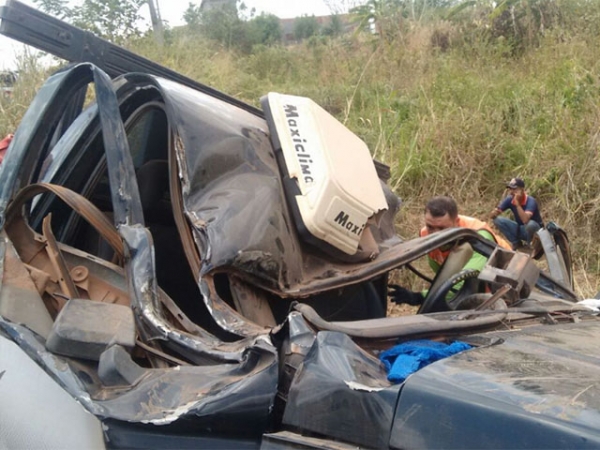 Árvore cai por cima de carro e deixa duas pessoas feridas