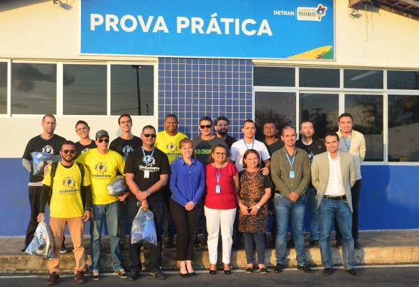 Detran-MA entrega uniformes completos a examinadores de trânsito