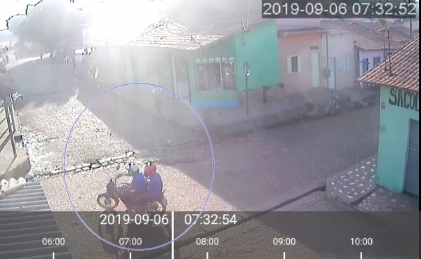 AÇAILÂNDIA URGENTE – Moradores da Vila Capeloza foram assaltados hoje  por dois homens que usavam fardas de cor azul.