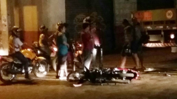Um homem fica ferido em acidente envolvendo moto e caminhão em Açailândia.