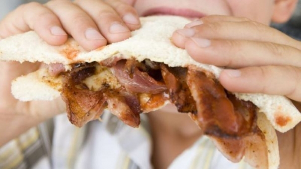 Linguiça, bacon e presunto são cancerígenos, diz OMS