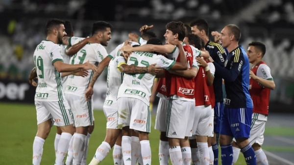 Gol contra e Deyverson dão vitória ao Palmeiras sobre o Botafogo
