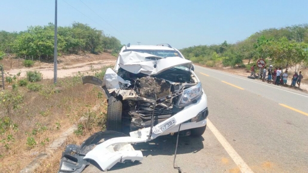 MA - Colisão entre caminhonetes deixa uma pessoa morta e seis feridas na BR-402 