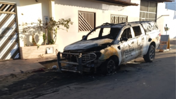 VÍDEO: CRIMINOSOS ATEIAM FOGO EM VIATURA DA POLÍCIA CIVIL