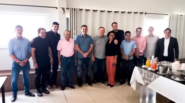 PREFEITO DE AÇAILÂNDIA DR. BENJAMIM DE OLIVEIRA DESPACHA COM O GOVERNADOR CARLOS BRANDÃO EM IMPERATRIZ