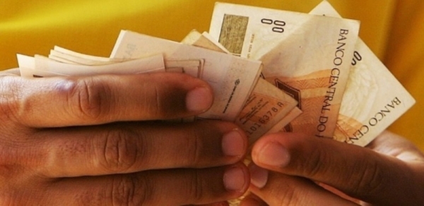 Maioria dos consumidores vai usar décimo terceiro para pagar dívidas, diz Anefac