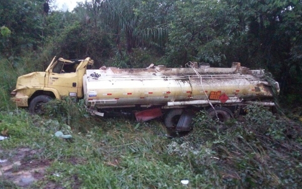 Caminhão tanque capota na BR-135 no Maranhão