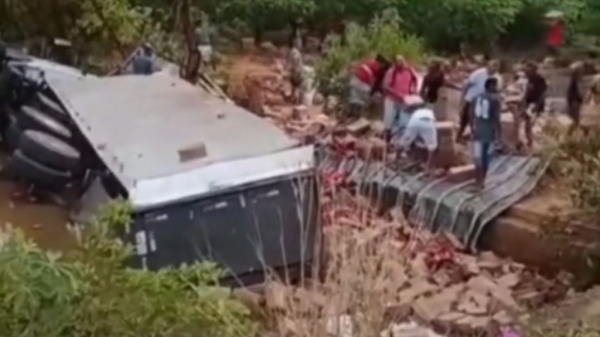 MARANHÃO - VÍDEO: CARRETA TOMBA E CARGA DE CAFÉ É SAQUEADA NA BR-226