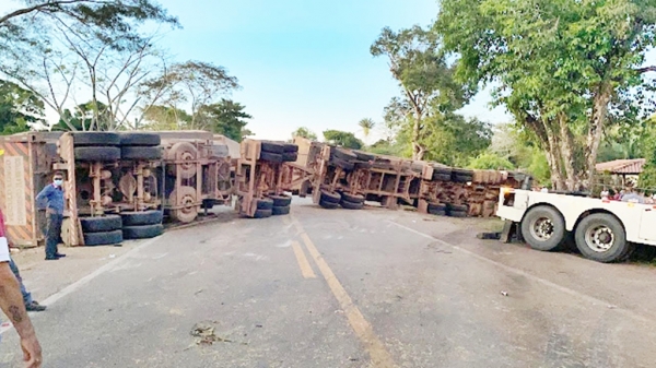 Acidente envolvendo dois veículos de carga e uma caminhonete na BR-135