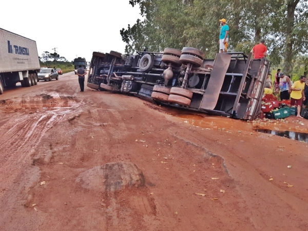 Caminhão tomba na BR-316 no Maranhão