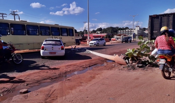 AÇAILÂNDIA URGENTE – Poste cai na BR – 222 e por pouco não causa acidente 