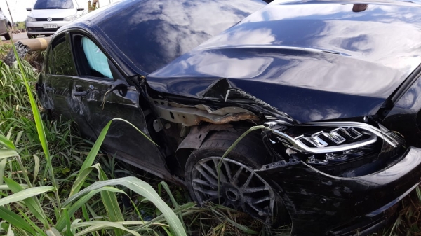 MARANHÃO - Automóvel Mercedes derruba poste na BR-135 em São Luís