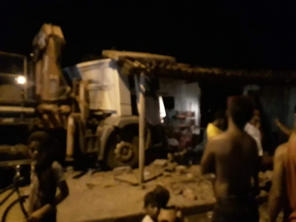 AÇAILÂNDIA FIM DE SEMANA – Caminhão invade casa e deixa quatro pessoas feridas na Vila Progresso I