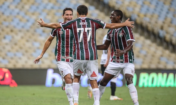 Fluminense vence com dois de Nenê, sobe na tabela e deixa Corinthians perto do Z-4