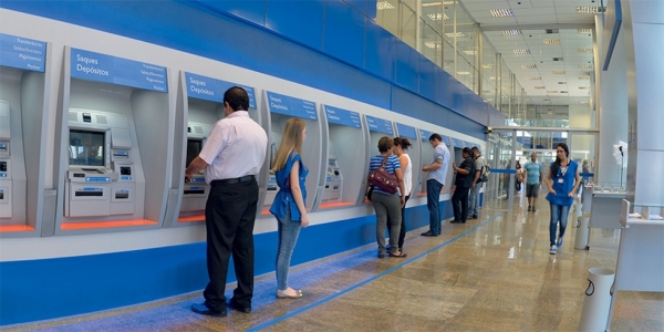 Agências bancárias têm hoje horário especial