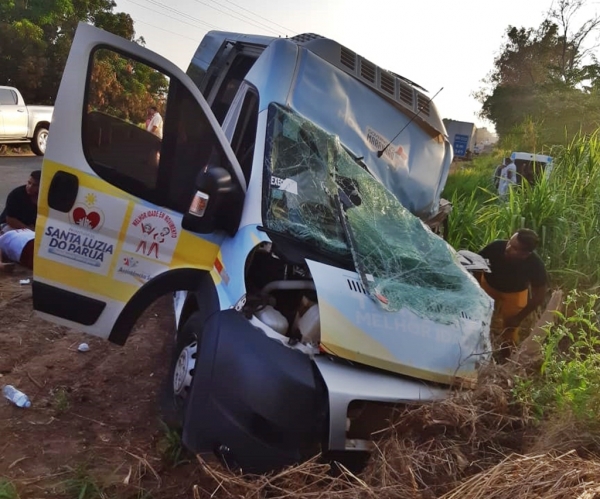 MARANHÃO - Van invade a contramão e colide com caminhão na BR-222/MA