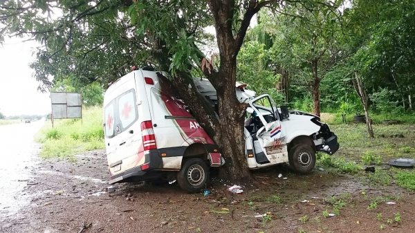 Ambulância colide em árvore e deixa dois feridos na BR-135