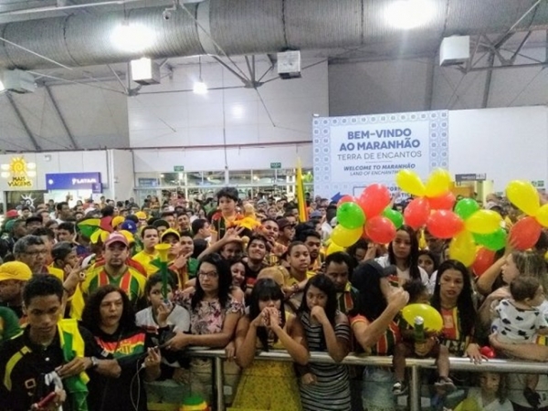 Mutidão acompanha carreata com jogadores do Sampaio Corrêa