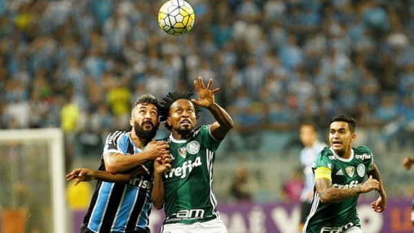 Palmeiras segura Grêmio na Arena e volta a ser líder isolado no Brasileirão
