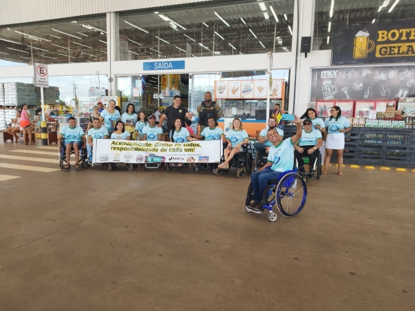 AÇAILÂNDIA – Equipe de educação da SMT realiza trabalho educativo no estacionamento do Supermercado Mix Mateus.
