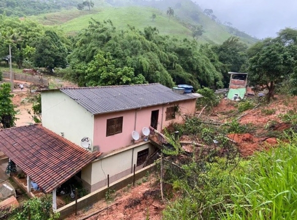 Chuvas já causaram 13 mortes em Minas e bombeiros buscam desaparecido