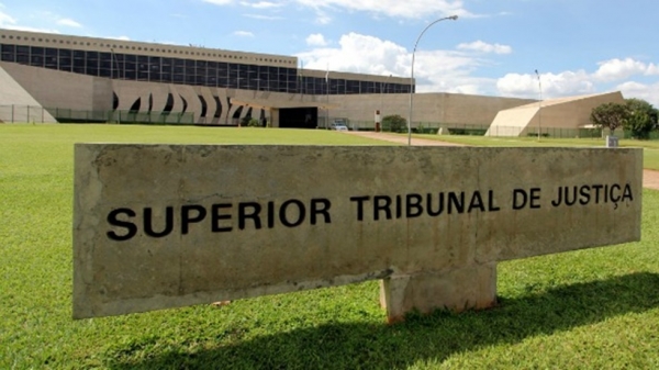 STJ decide restringir foro privilegiado de governadores