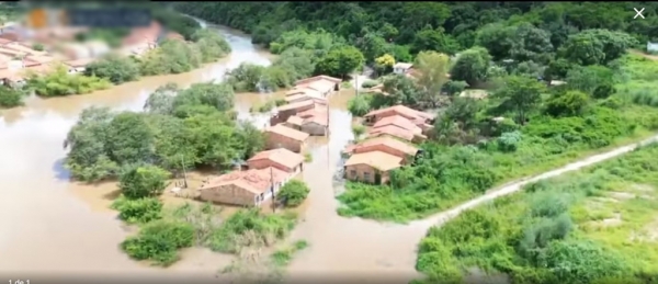 CHEIA DO RIO MEARIM CAUSA ALAGAMENTO E ISOLA POPULAÇÃO EM PEDREIRAS, NO MA