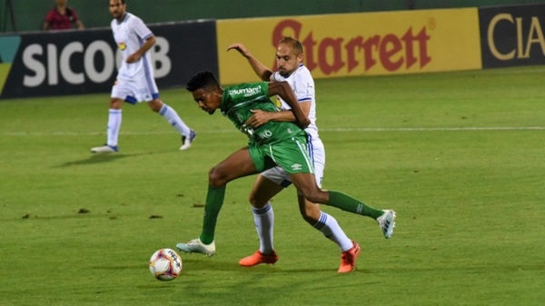 Cruzeiro vence a Chapecoense e dá fim à sequência invicta da líder da Série B