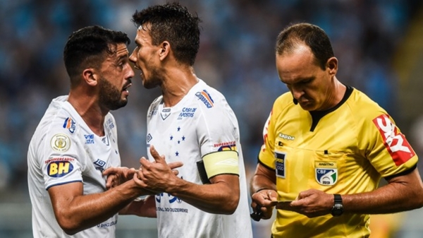 Grêmio derrota o Cruzeiro em Porto Alegre, volta ao G-4 e mantém mineiros no Z-4