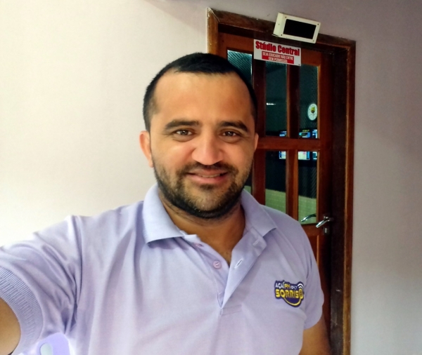 HOJE É O ANIVERSÁRIO DO JORNALISTA E RADIALISTA ISISNALDO LOPES.