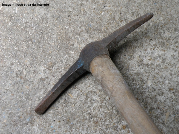 Pai é suspeito de matar filho com golpe de picareta