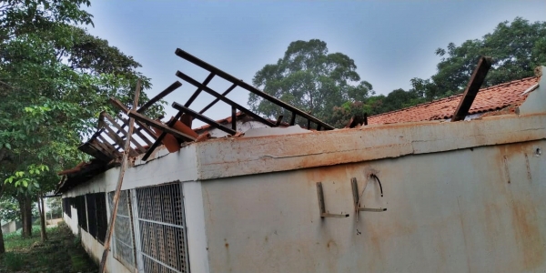 AÇAILÂNDIA URGENTE - Teto do Centro de Ensino Mary Dalva Castro Rocha cai e destrói biblioteca.