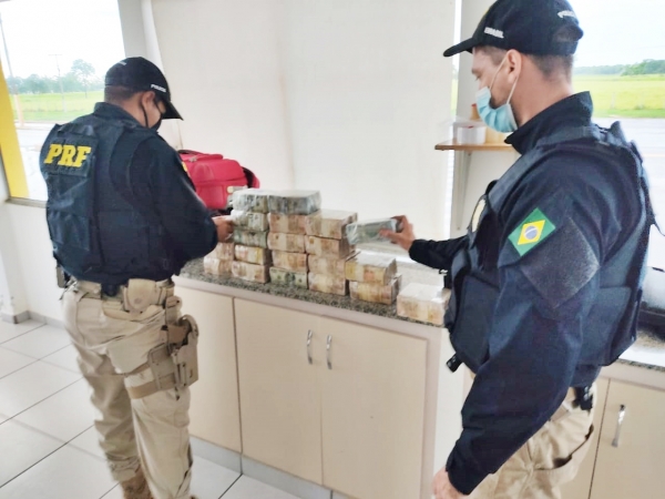 PRF apreende grande quantia de dinheiro com passageiro de ônibus em Campo Grande (MS)