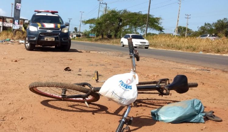 Ciclista morre após ser atropelado por carreta em acostamento da BR-135
