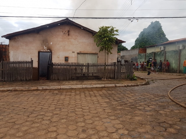 AÇAILÂNDIA – incêndio destrói residência na Vila Tancredo Neves