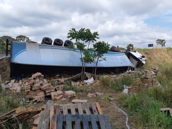 CIDELÂNDIA - Caminhão tomba na BR 010 e carga é saqueada