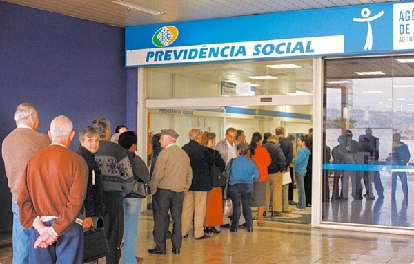 Idade mínima para aposentadoria das mulheres deve ser menor, diz relator