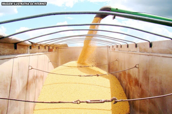 AÇAILÂNDIA - PRF apreende caminhão com 50 toneladas de soja sem nota fiscal 