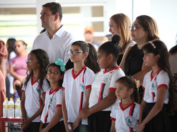 PREFEITURA DE AÇAILÂNDIA ENTREGA A POPULAÇÃO MAIS UMA ESCOLA NO PADRÃO DO FUNDO NACIONAL DE DESENVOLVIMENTO DA EDUCAÇÃO DO GOVERNO FEDERAL.