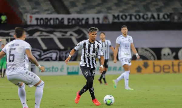 Atlético-MG domina o Botafogo, reencontra vitória no Brasileirão e segue líder mesmo com pênalti perdido