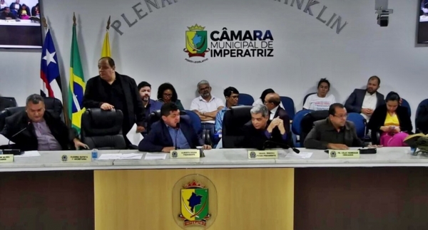 VEREADORES DE ITZ APROVAM LEIS PARA INSTITUIÇÃO DE 130, FÉRIAS REMUNERADAS E AUMENTO DOS PRÓPRIOS SALÁRIOS