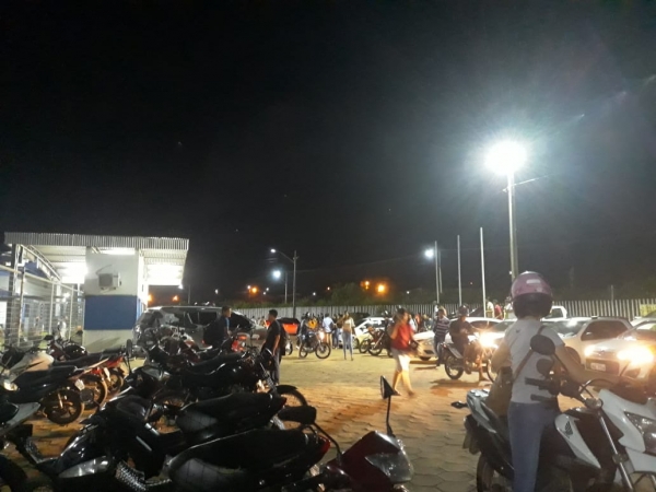 AÇAILÂNDIA  - Vaca invade a Faculdade  e causa uma verdadeiro correria 