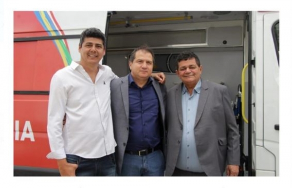 O prefeito Aluísio Souza esteve em São Luís para receber mais uma ambulância para o município de Açailândia.