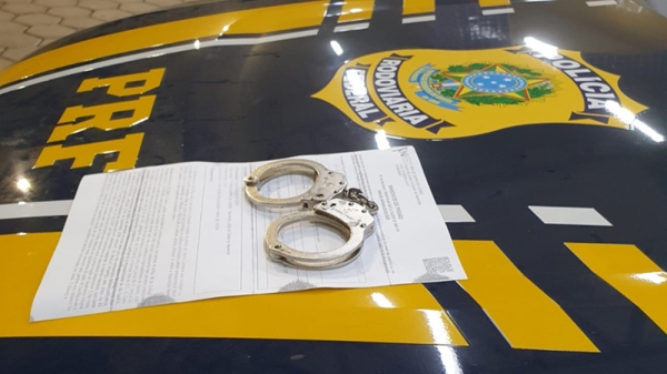 PRF CUMPRE MANDADO DE PRISÃO DURANTE FISCALIZAÇÃO NA BR-230, EM BALSAS (MA)
