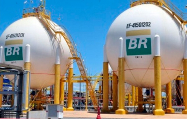 Petrobras reduz em 2% preço da gasolina nas refinarias