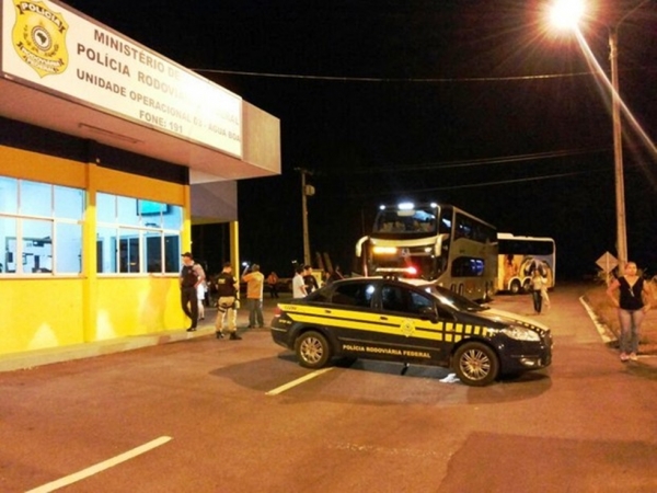 Criminosos se passam por passageiros e assaltam ônibus na BR 316